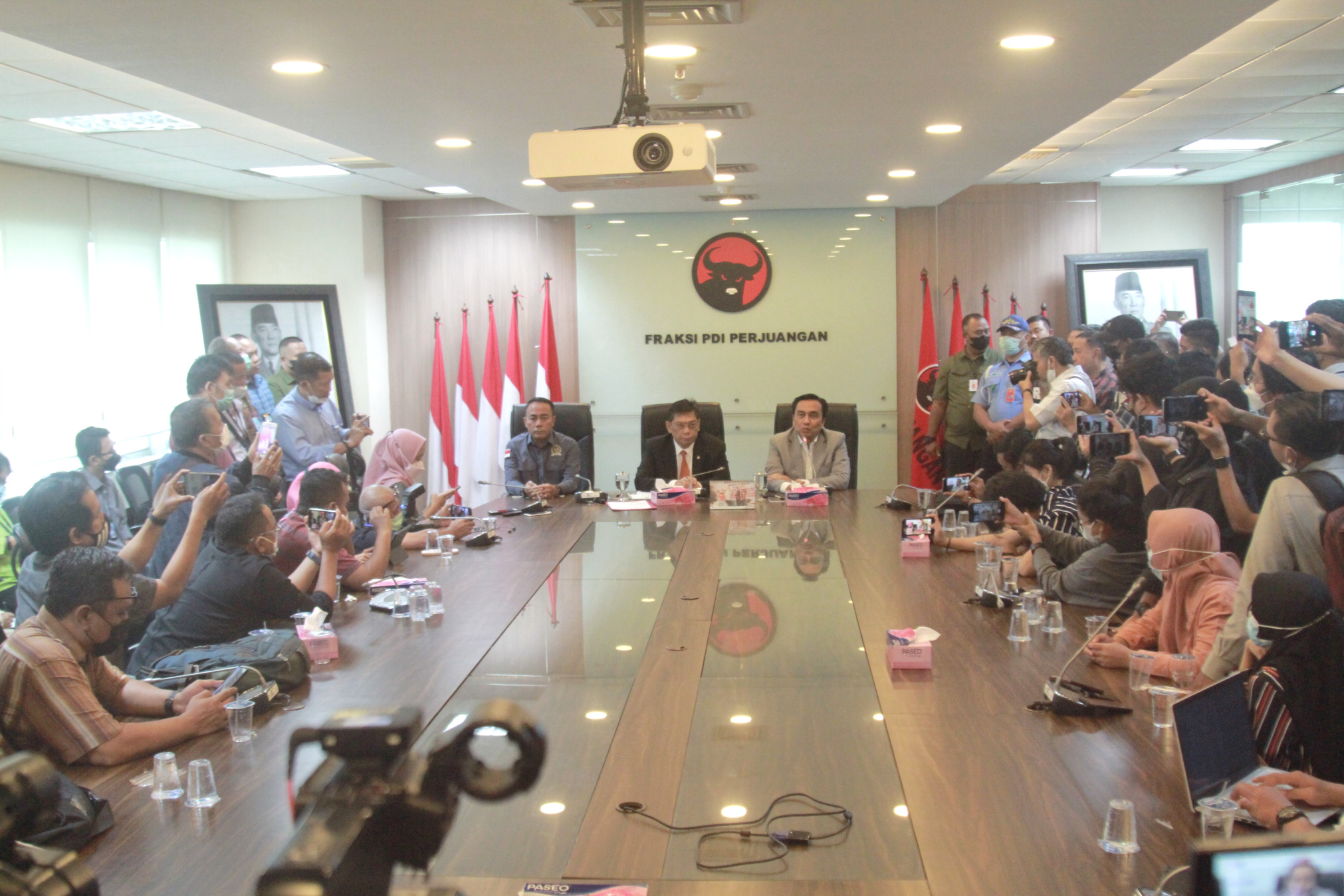 Anggota Komisi I DPR Fraksi PDIP, Effemdi Simbolon meminta maaf kepada seluruh prajurit TNI atas perkataan yang tidak bermaksud menyinggung TNI seperti gerombolan atau ormas (Ashar/SinPo.id)