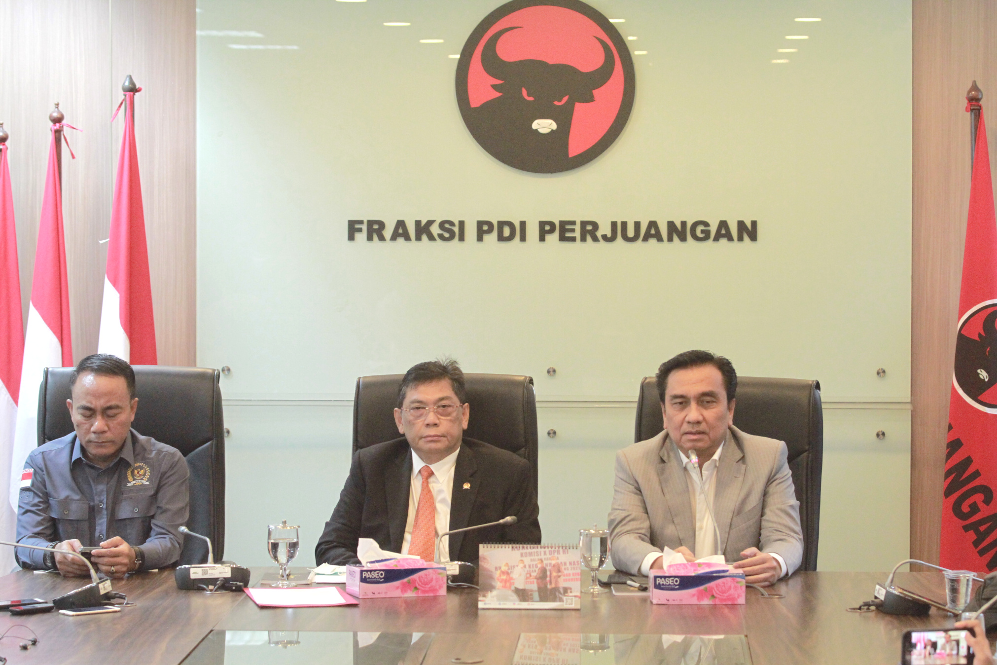 Anggota Komisi I DPR Fraksi PDIP, Effemdi Simbolon meminta maaf kepada seluruh prajurit TNI atas perkataan yang tidak bermaksud menyinggung TNI seperti gerombolan atau ormas (Ashar/SinPo.id)