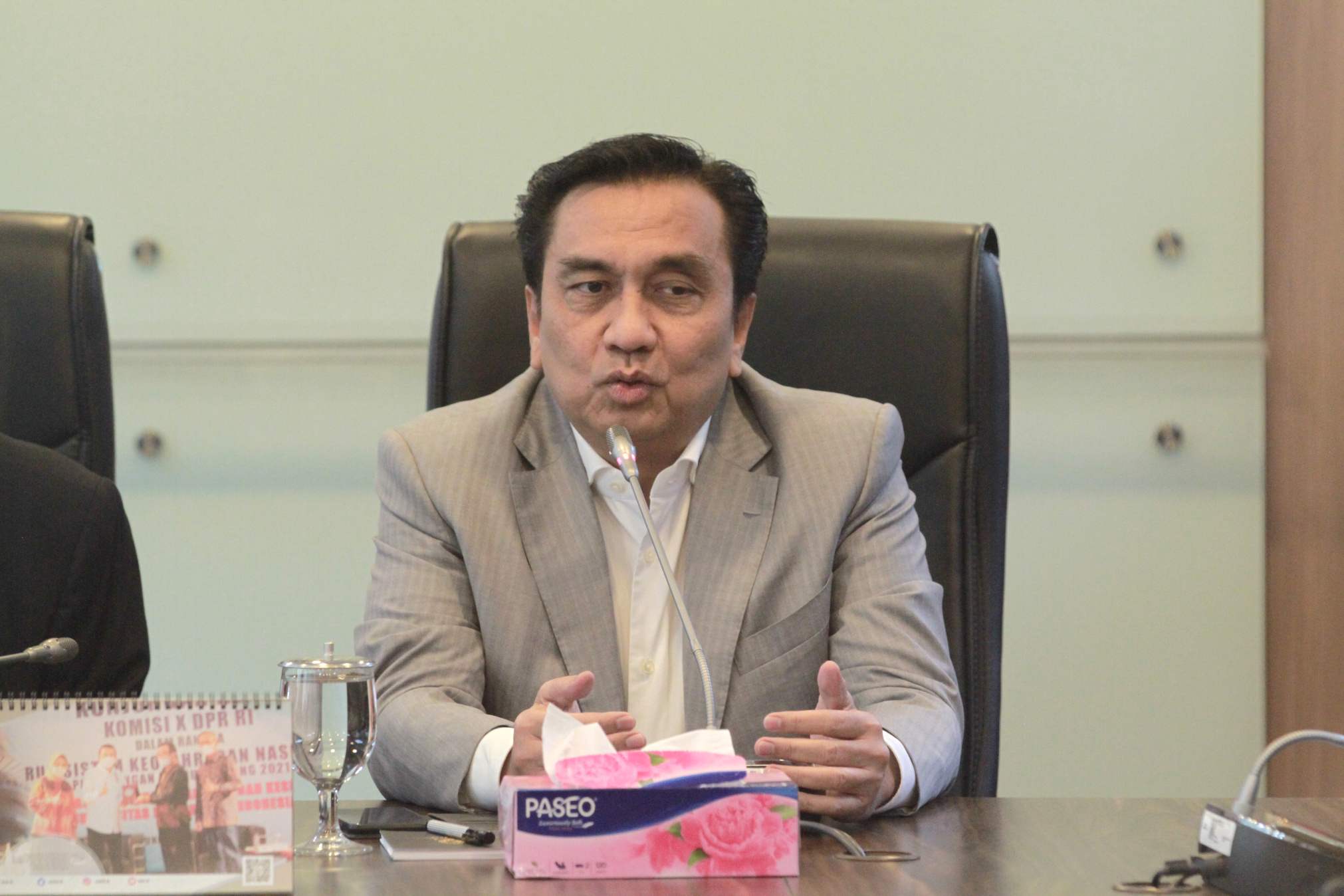 Anggota Komisi I DPR Fraksi PDIP, Effemdi Simbolon meminta maaf kepada seluruh prajurit TNI atas perkataan yang tidak bermaksud menyinggung TNI seperti gerombolan atau ormas (Ashar/SinPo.id)