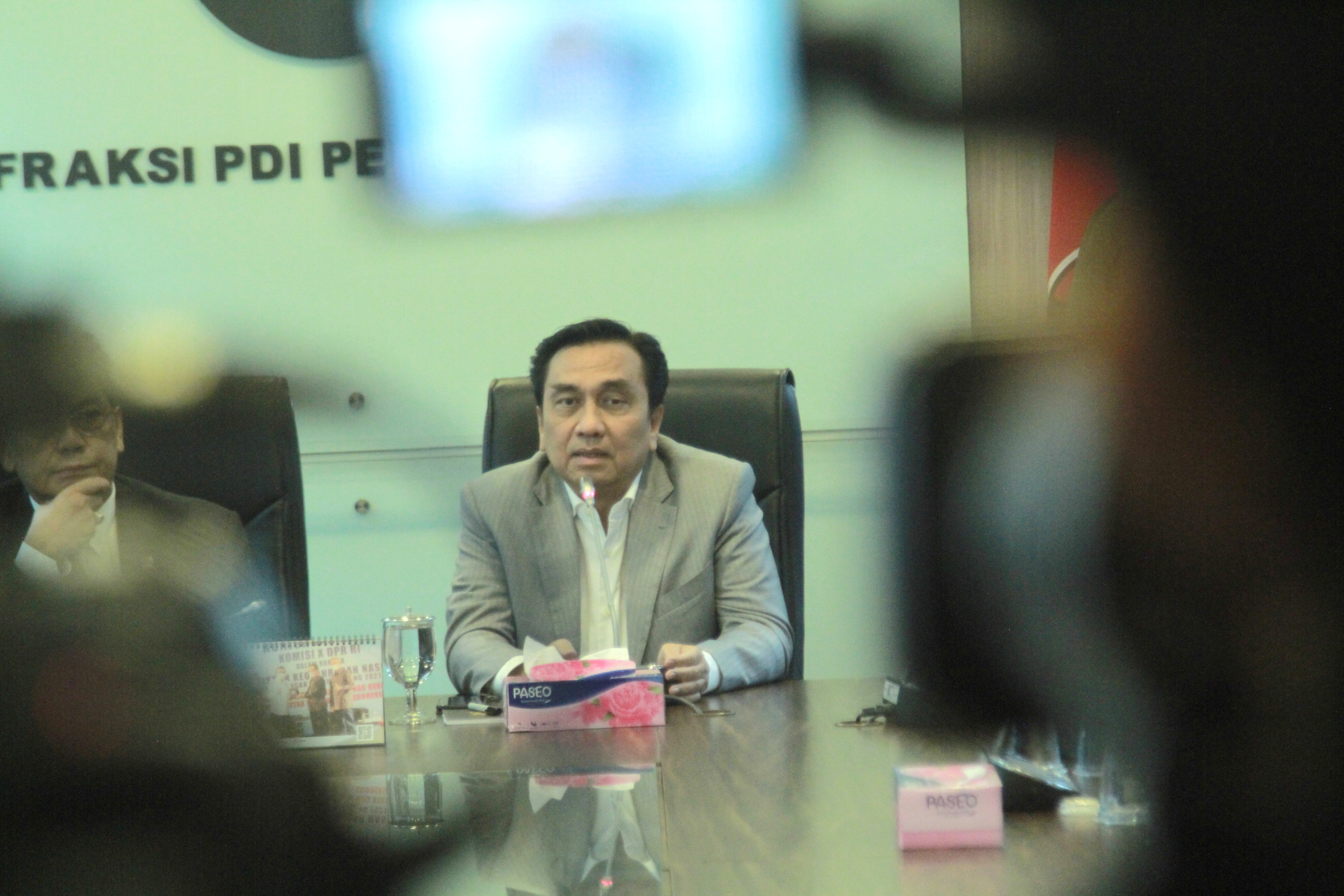 Anggota Komisi I DPR Fraksi PDIP, Effemdi Simbolon meminta maaf kepada seluruh prajurit TNI atas perkataan yang tidak bermaksud menyinggung TNI seperti gerombolan atau ormas (Ashar/SinPo.id)