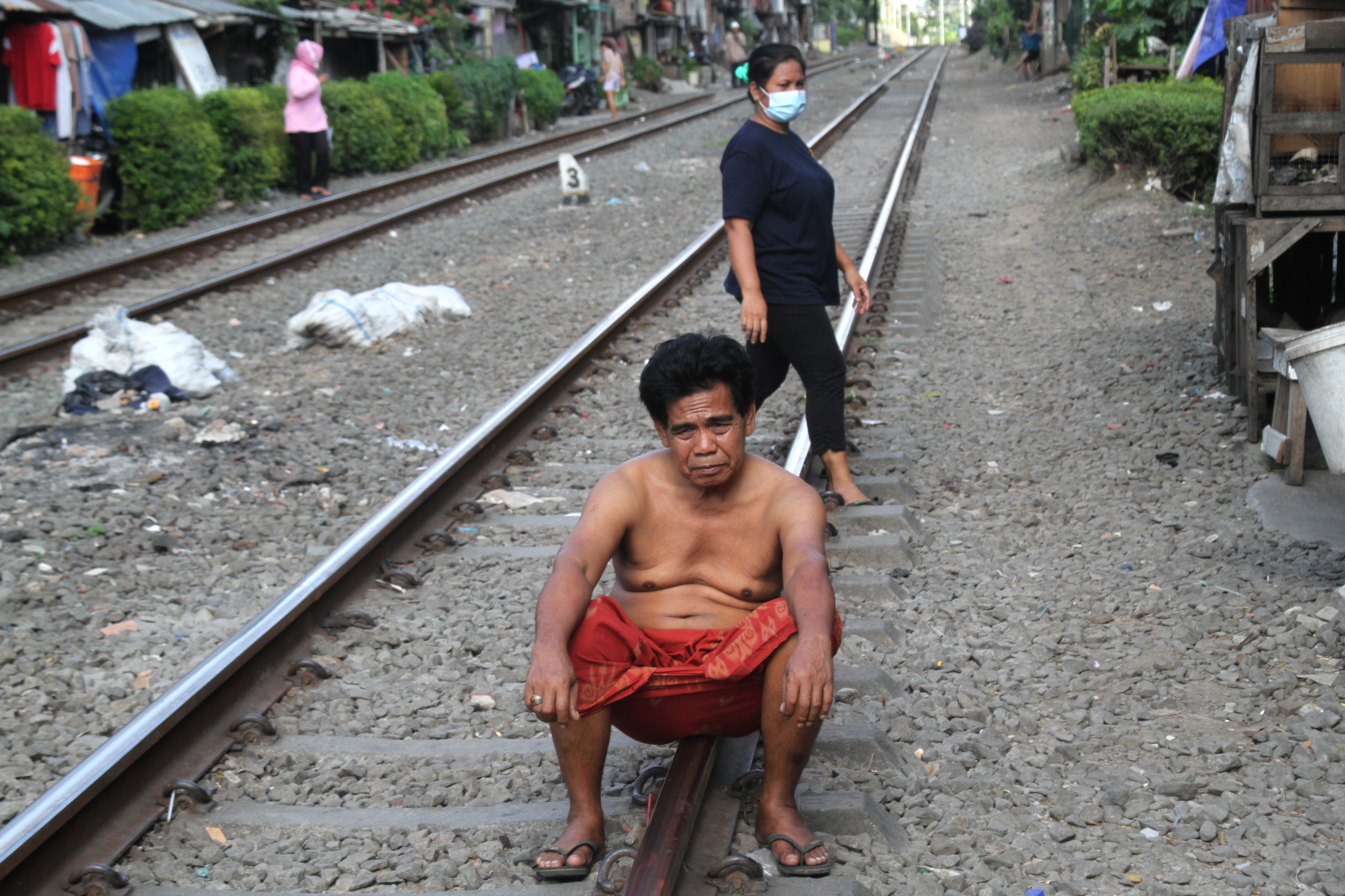 Warga rel penjompongan saat beraktivitas (Ashar/SinPo.id)