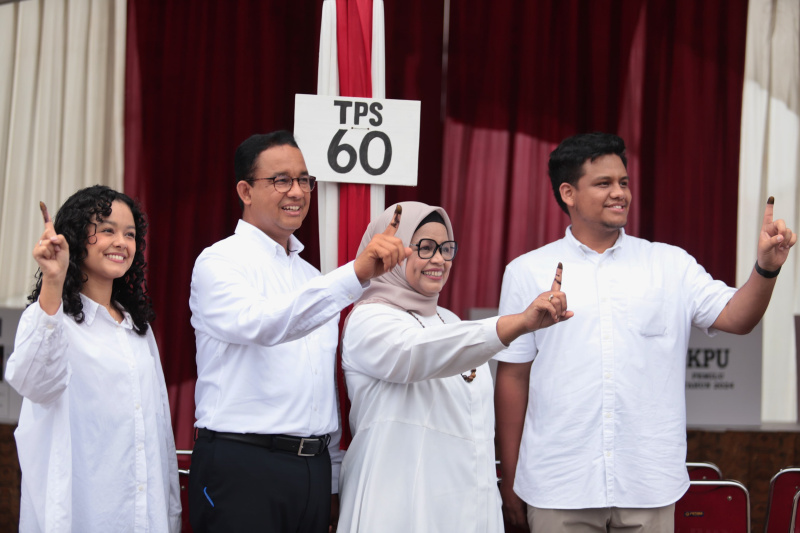 Capres nomor urut 01 Anies Baswedan menggunakan hak pilihnya di pemilu 2024 (Ashar/SinPo.id)