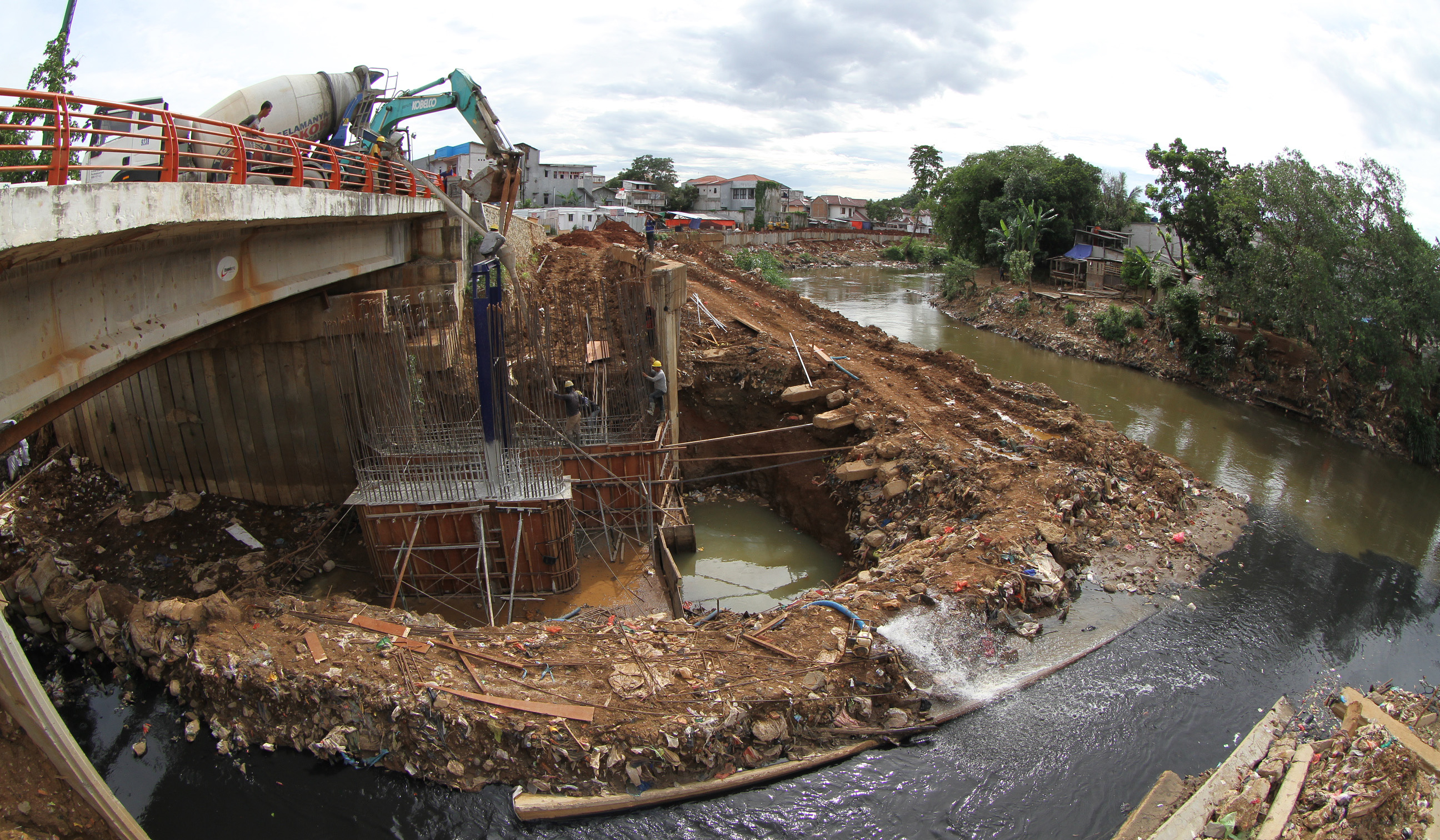 Pembangunan pintu air di bantaran Ciliwung. (Agus Priatna/SinPo.id)