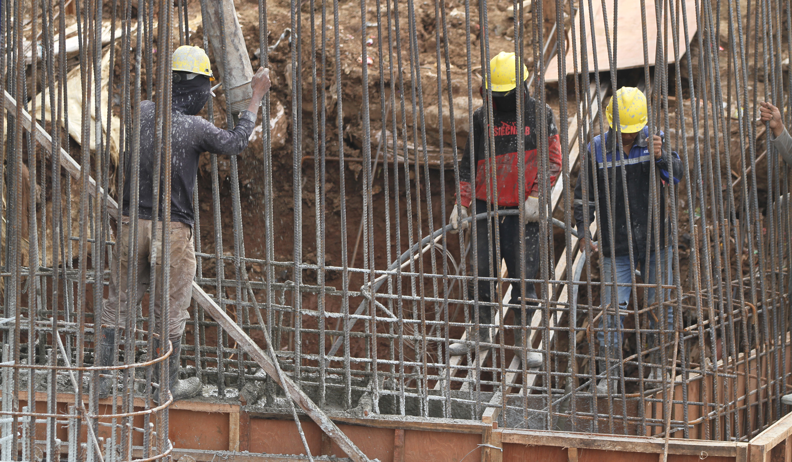 Pembangunan pintu air di bantaran Ciliwung. (Agus Priatna/SinPo.id)