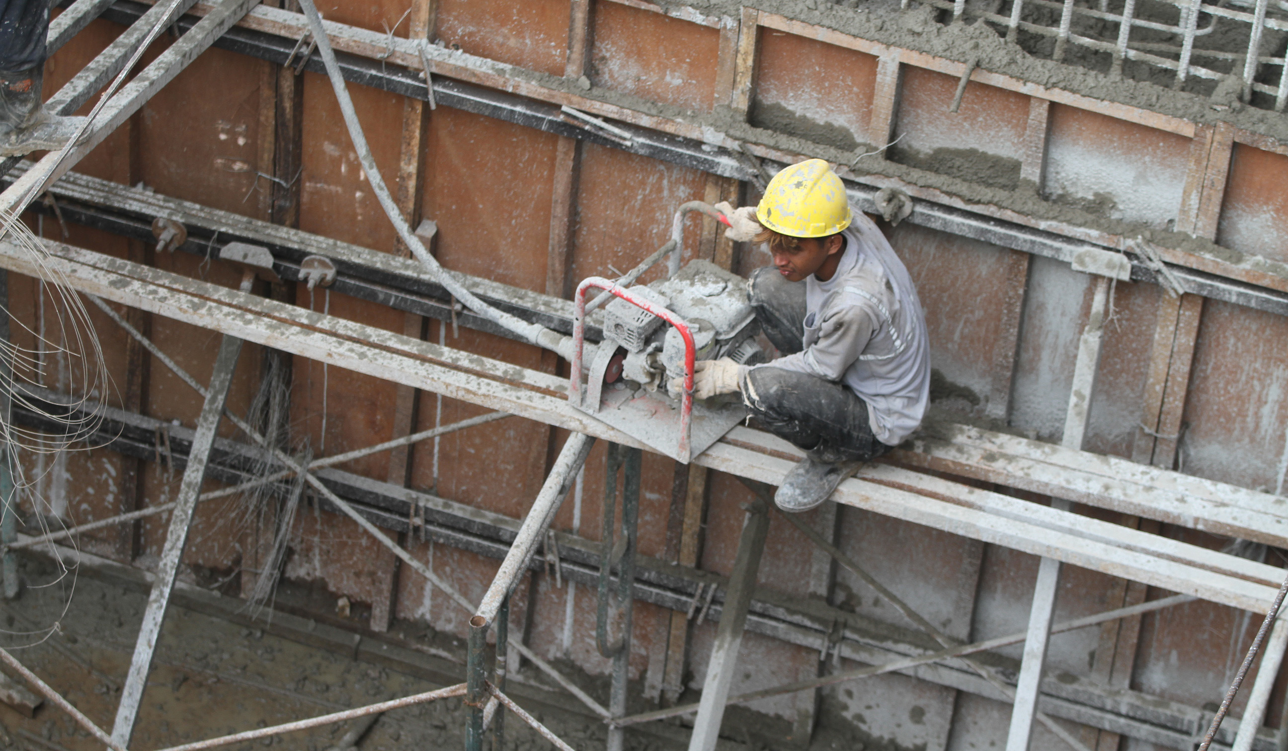 Pembangunan pintu air di bantaran Ciliwung. (Agus Priatna/SinPo.id)