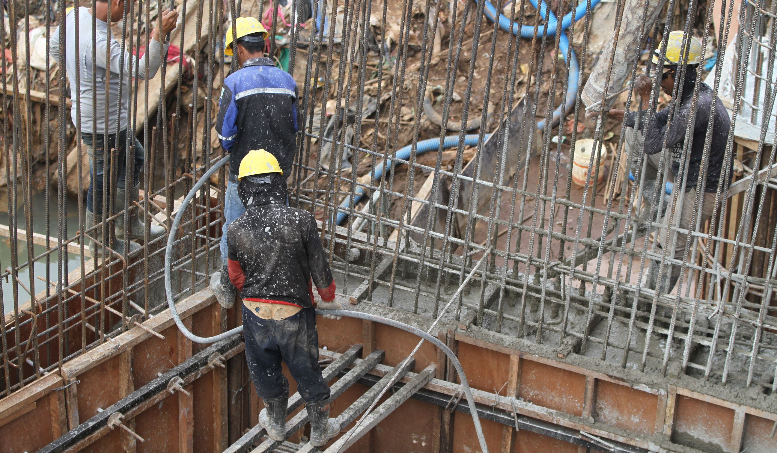 Pembangunan pintu air di bantaran Ciliwung. (Agus Priatna/SinPo.id)