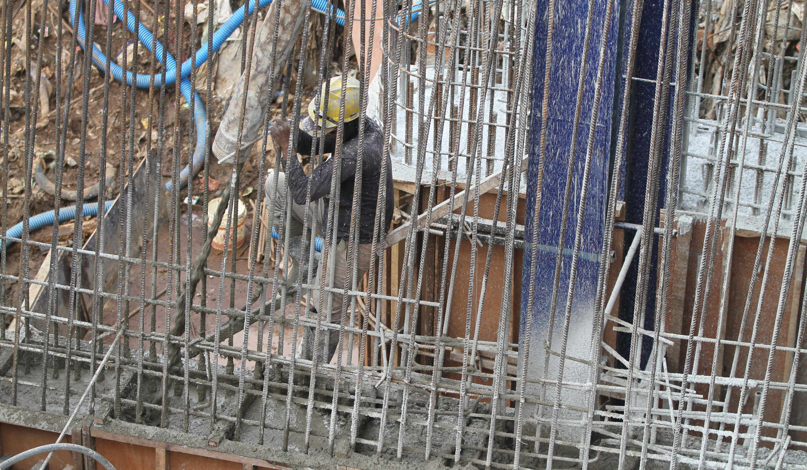 Pembangunan pintu air di bantaran Ciliwung. (Agus Priatna/SinPo.id)