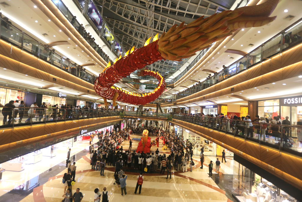 Penari barongsai sedang menghibur pengunjung di pusat perbelanjaan dalam rangka menyambut perayaan Tahun Baru Imlek 2577 Kongzili (Ashar/SinPo.id)