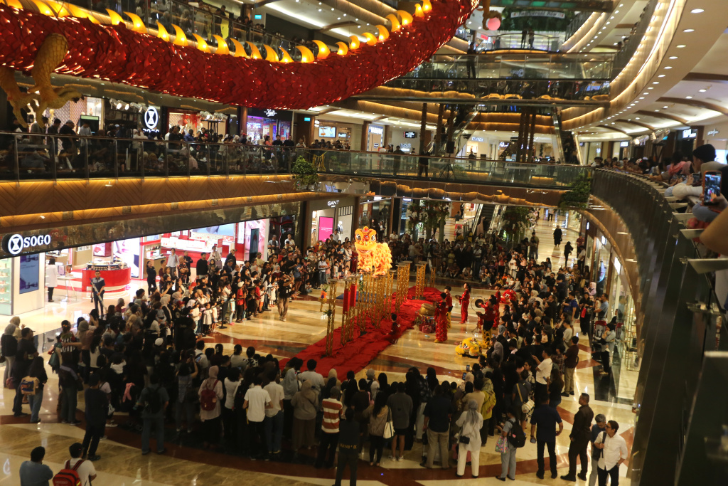 Penari barongsai sedang menghibur pengunjung di pusat perbelanjaan dalam rangka menyambut perayaan Tahun Baru Imlek 2577 Kongzili (Ashar/SinPo.id)