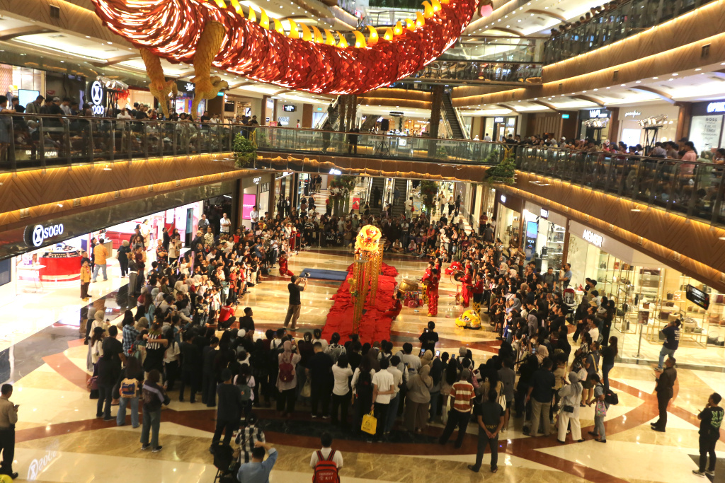 Penari barongsai sedang menghibur pengunjung di pusat perbelanjaan dalam rangka menyambut perayaan Tahun Baru Imlek 2577 Kongzili (Ashar/SinPo.id)