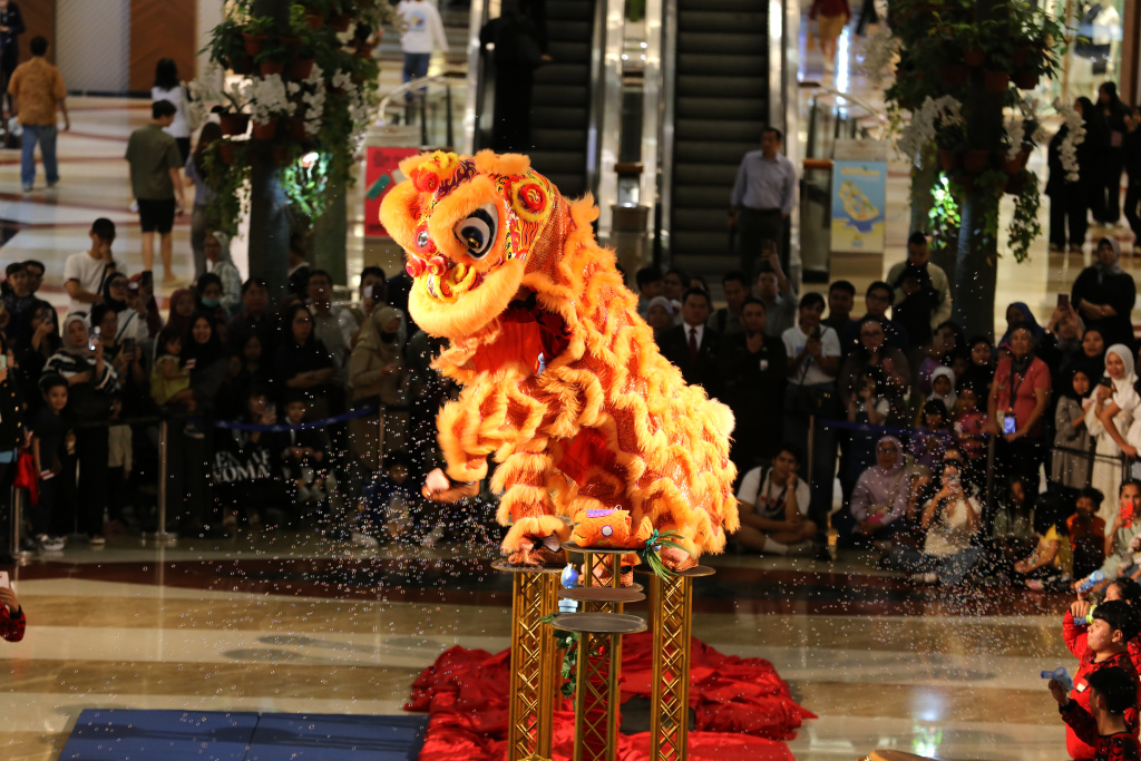 Penari barongsai sedang menghibur pengunjung di pusat perbelanjaan dalam rangka menyambut perayaan Tahun Baru Imlek 2577 Kongzili (Ashar/SinPo.id)
