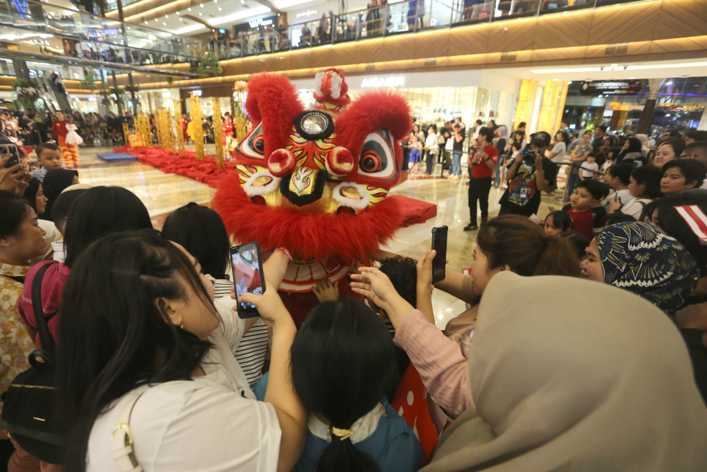 Penari barongsai sedang menghibur pengunjung di pusat perbelanjaan dalam rangka menyambut perayaan Tahun Baru Imlek 2577 Kongzili (Ashar/SinPo.id)