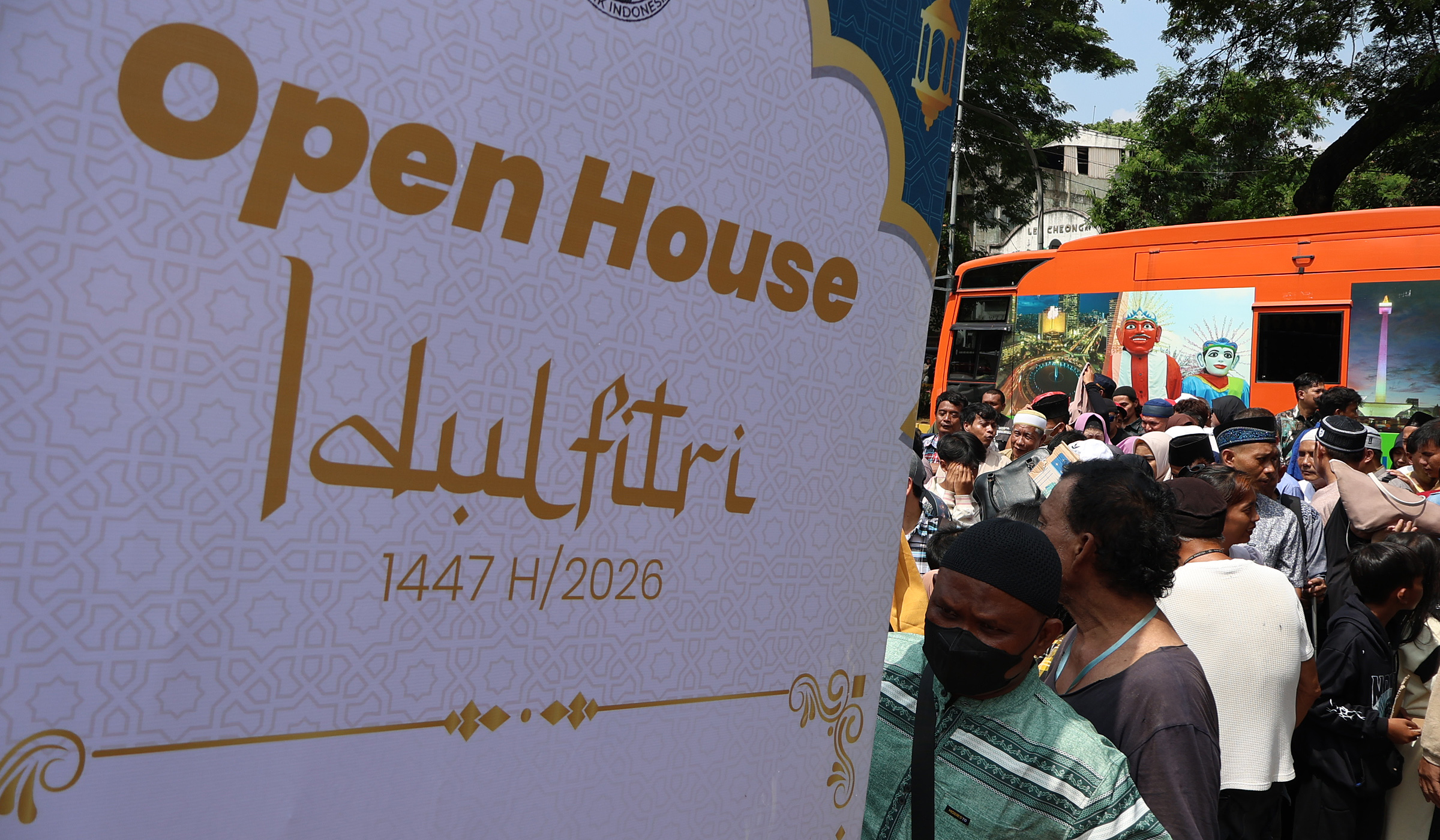 Antrian warga hadiri open house Istana Negara. (Agus Priatna/SinPo.id)