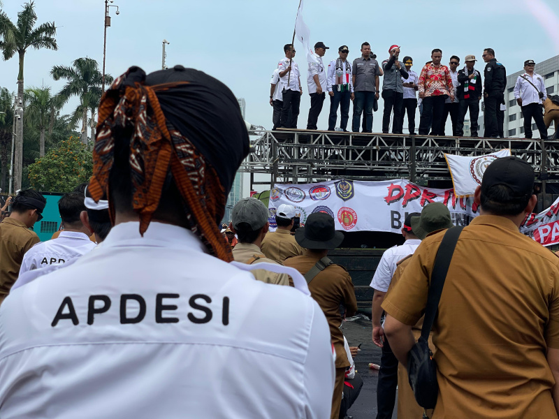 Ribuan perangkat desa yang tergabung APDESI gelar aksi demo mendesak DPR segera mengesahkan Revisi UU Nomor 6 Tahun 2014 (Ashar/SinPo.id)