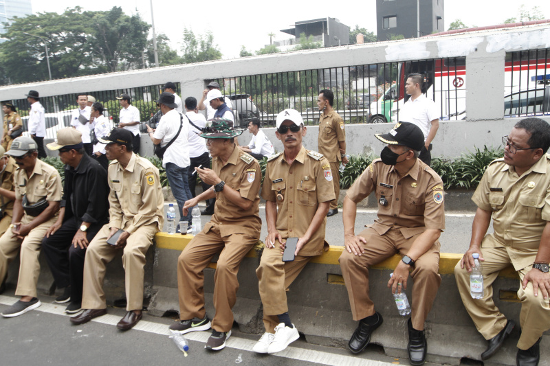 Ribuan pegawai perangkat desa Apdesi gelar unjuk rasa di DPR mendesak revisi UU No 6 Tahun 2014 (Ashar/SinPo.id)