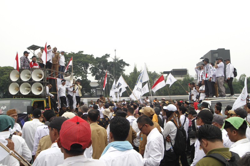 Ribuan pegawai perangkat desa Apdesi gelar unjuk rasa di DPR mendesak revisi UU No 6 Tahun 2014 (Ashar/SinPo.id)