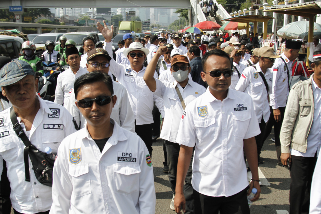 Asosiasi Pemerintah Desa Indonesia (APDESI) gelar aksi demo menuntut Pemerintah segera mengesahkan revisi UU Nomor 6 Tahun 2014 tentang Desa (Ashar/SinPo.id)