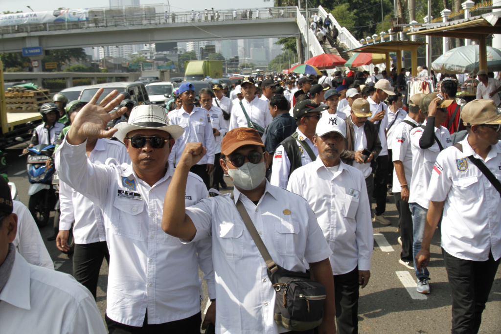 Asosiasi Pemerintah Desa Indonesia (APDESI) gelar aksi demo menuntut Pemerintah segera mengesahkan revisi UU Nomor 6 Tahun 2014 tentang Desa (Ashar/SinPo.id)