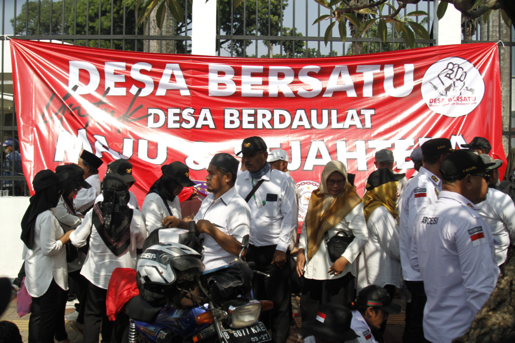 Asosiasi Pemerintah Desa Indonesia (APDESI) gelar aksi demo menuntut Pemerintah segera mengesahkan revisi UU Nomor 6 Tahun 2014 tentang Desa (Ashar/SinPo.id)