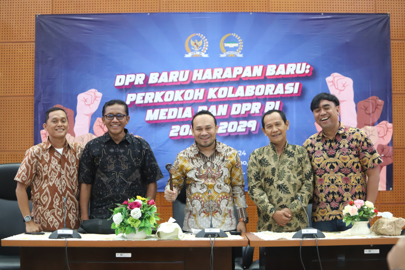 Ariawan sah terpilih kembali menjabat Ketua Koordinatoriat Wartawan Parlemen (KWP) periode 2024-2026 (Ashar/SinPo.id)