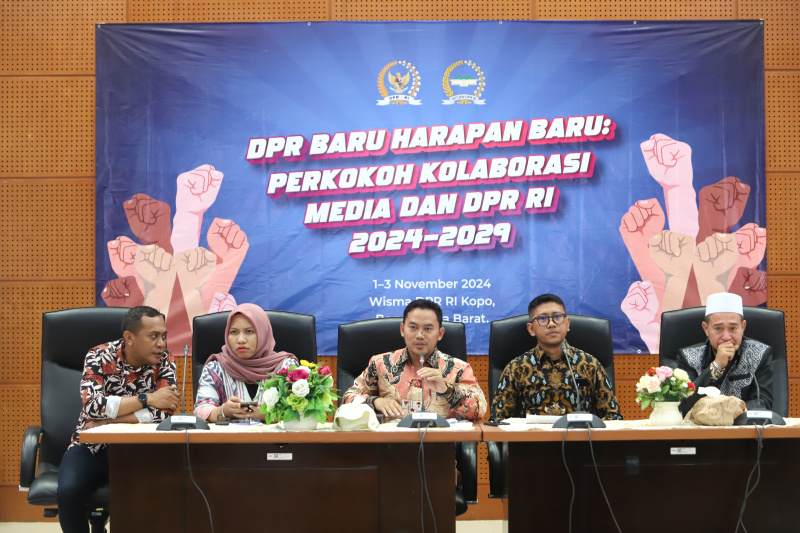 Ariawan sah terpilih kembali menjabat Ketua Koordinatoriat Wartawan Parlemen (KWP) periode 2024-2026 (Ashar/SinPo.id)