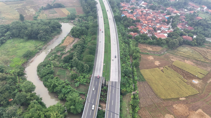 Terpantau arus balik lebaran Tol Cikopo-Palimanan-Cikampek mulai dipadati kendaraan pemudik yang akan menuju ke Jakarta (Ashar/SinPo.id)