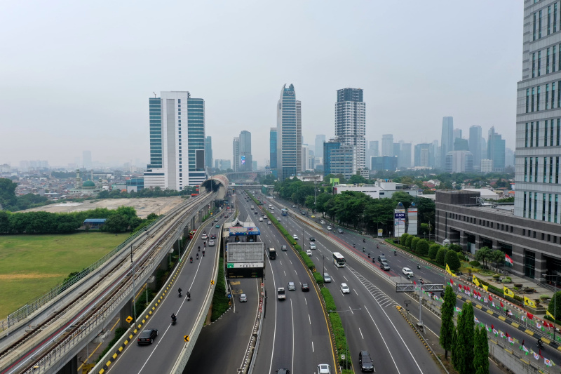 Arus lalu lintas Tugu Pancoran terlihat sangat lenggang dari kendaraan bermotor karena libur panjang Natal dan Tahun Baru (Ashar/SinPo.id)