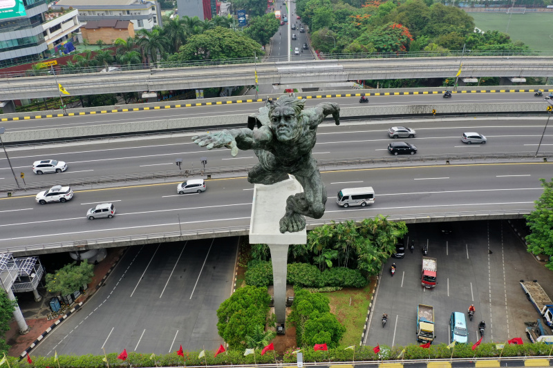 Arus lalu lintas Tugu Pancoran terlihat sangat lenggang dari kendaraan bermotor karena libur panjang Natal dan Tahun Baru (Ashar/SinPo.id)