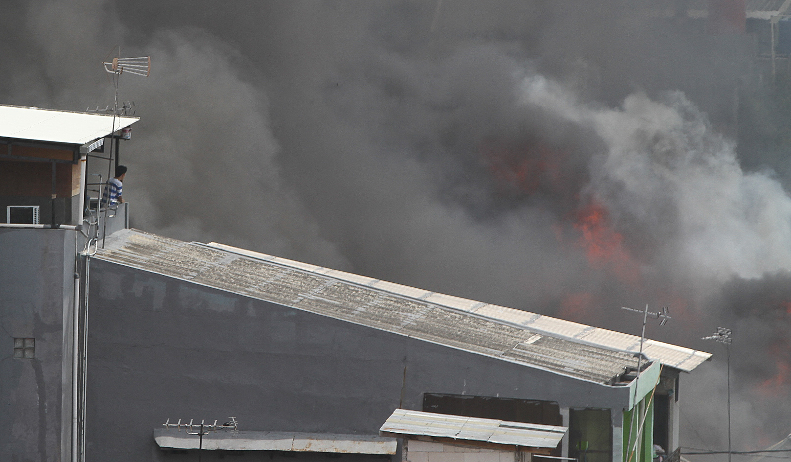 Kebakaran di Taman Sari, Jakarta Barat. (Agus Priatna/SinPo.id)