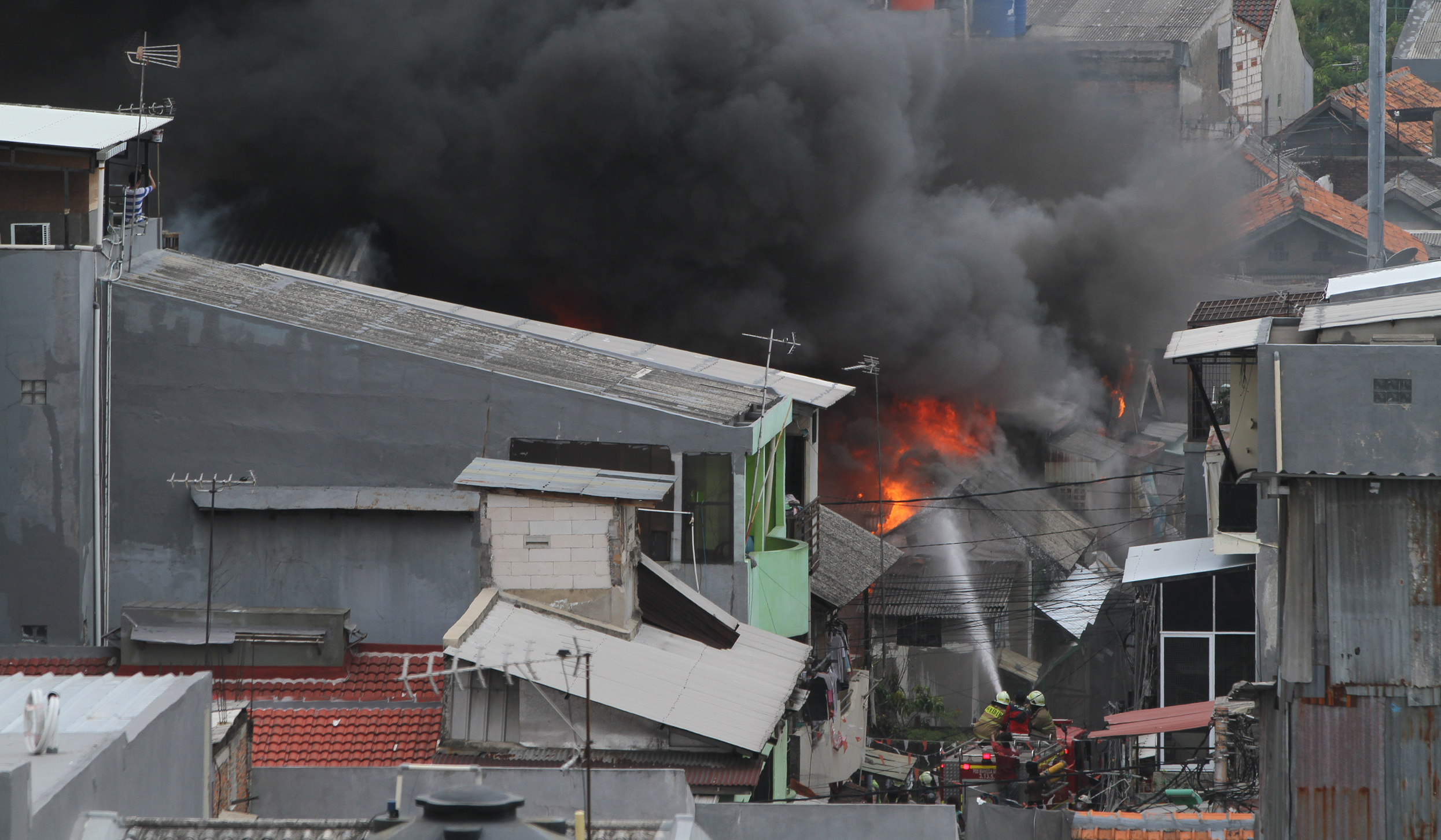 Kebakaran di Taman Sari, Jakarta Barat. (Agus Priatna/SinPo.id)