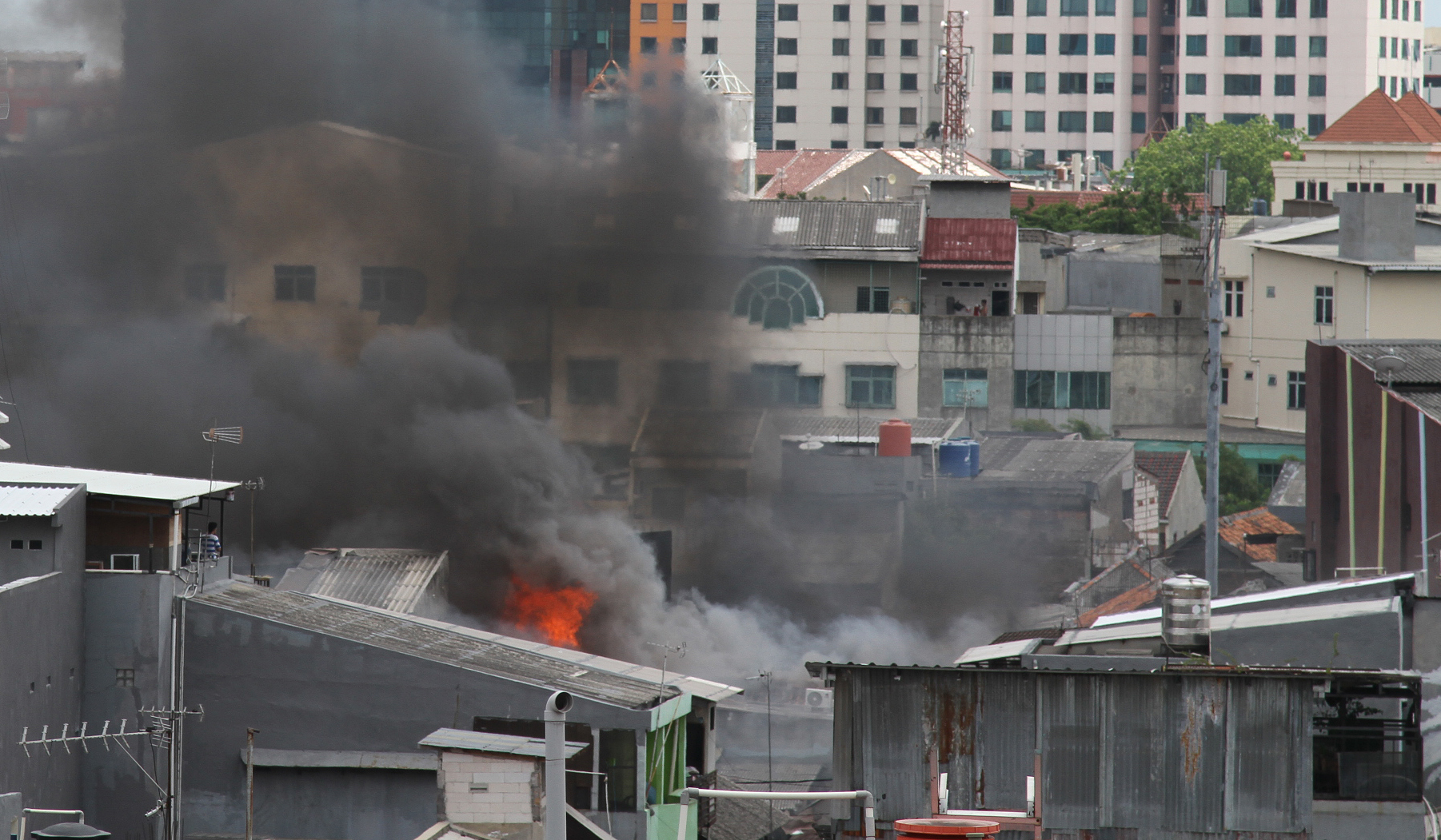 Kebakaran di Taman Sari, Jakarta Barat. (Agus Priatna/SinPo.id)