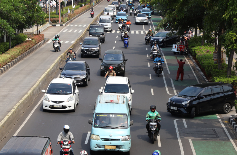 Gubernur DKI Jakarta Pramono Anung mengeluarkan kebijakan untuk ASN DKI Jakarta setiap hari Rabu wajib menggunakan transportasi umum untuk mengurangi kemacetan (Ashar/SinPo.id)
