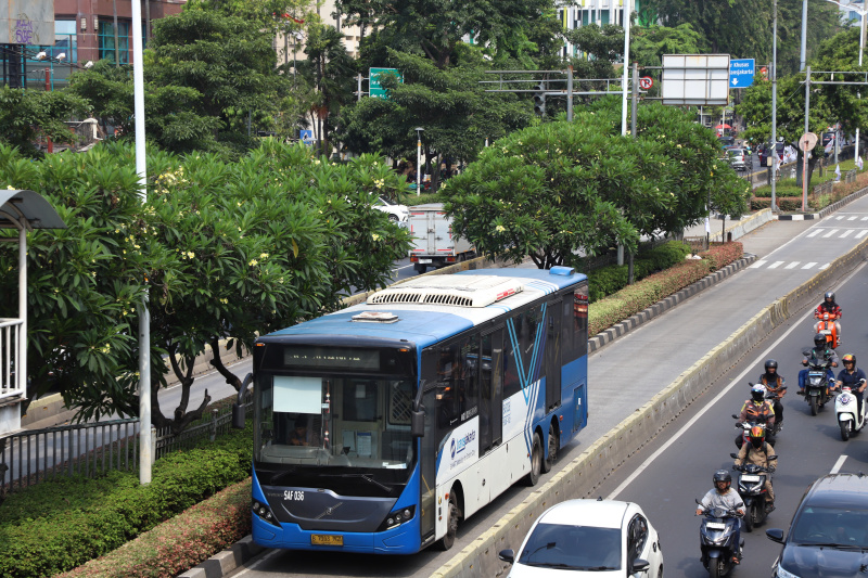 Gubernur DKI Jakarta Pramono Anung mengeluarkan kebijakan untuk ASN DKI Jakarta setiap hari Rabu wajib menggunakan transportasi umum untuk mengurangi kemacetan (Ashar/SinPo.id)