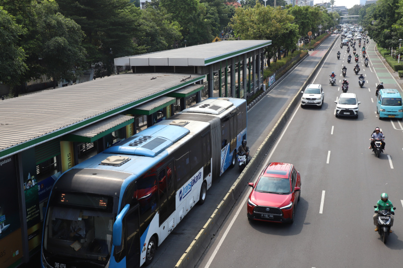 Gubernur DKI Jakarta Pramono Anung mengeluarkan kebijakan untuk ASN DKI Jakarta setiap hari Rabu wajib menggunakan transportasi umum untuk mengurangi kemacetan (Ashar/SinPo.id)