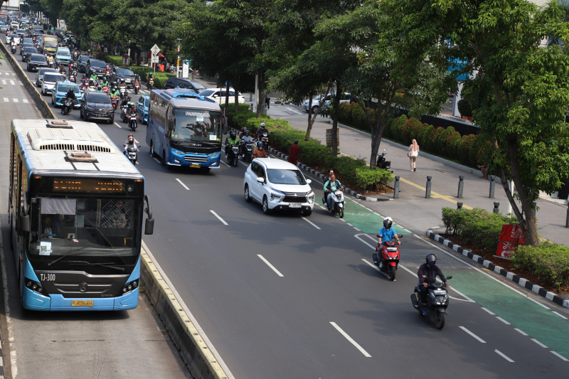 Gubernur DKI Jakarta Pramono Anung mengeluarkan kebijakan untuk ASN DKI Jakarta setiap hari Rabu wajib menggunakan transportasi umum untuk mengurangi kemacetan (Ashar/SinPo.id)