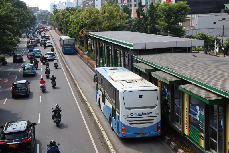 Gubernur DKI Jakarta Pramono Anung mengeluarkan kebijakan untuk ASN DKI Jakarta setiap hari Rabu wajib menggunakan transportasi umum untuk mengurangi kemacetan (Ashar/SinPo.id)