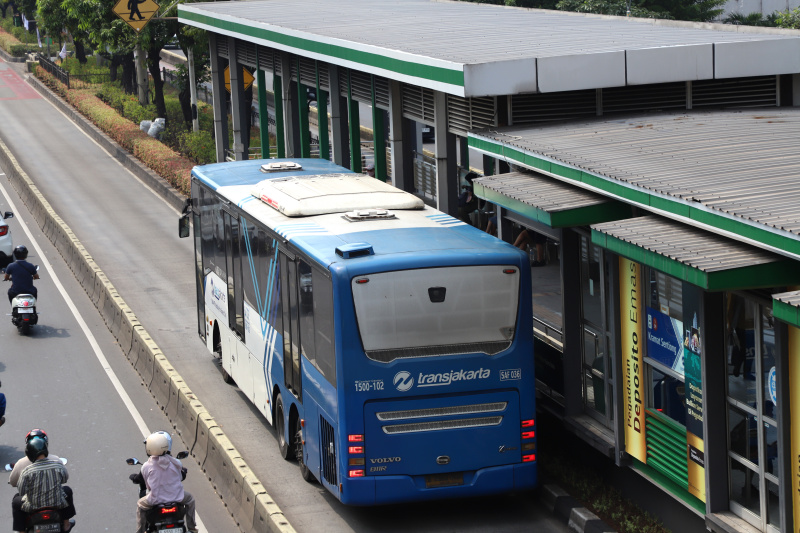 Gubernur DKI Jakarta Pramono Anung mengeluarkan kebijakan untuk ASN DKI Jakarta setiap hari Rabu wajib menggunakan transportasi umum untuk mengurangi kemacetan (Ashar/SinPo.id)