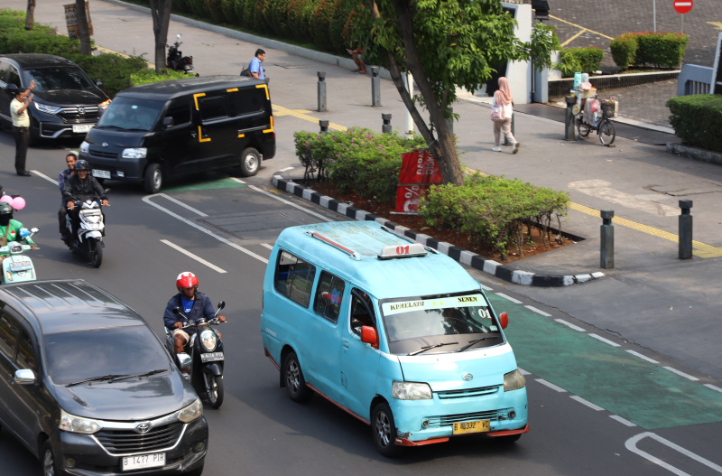 Gubernur DKI Jakarta Pramono Anung mengeluarkan kebijakan untuk ASN DKI Jakarta setiap hari Rabu wajib menggunakan transportasi umum untuk mengurangi kemacetan (Ashar/SinPo.id)