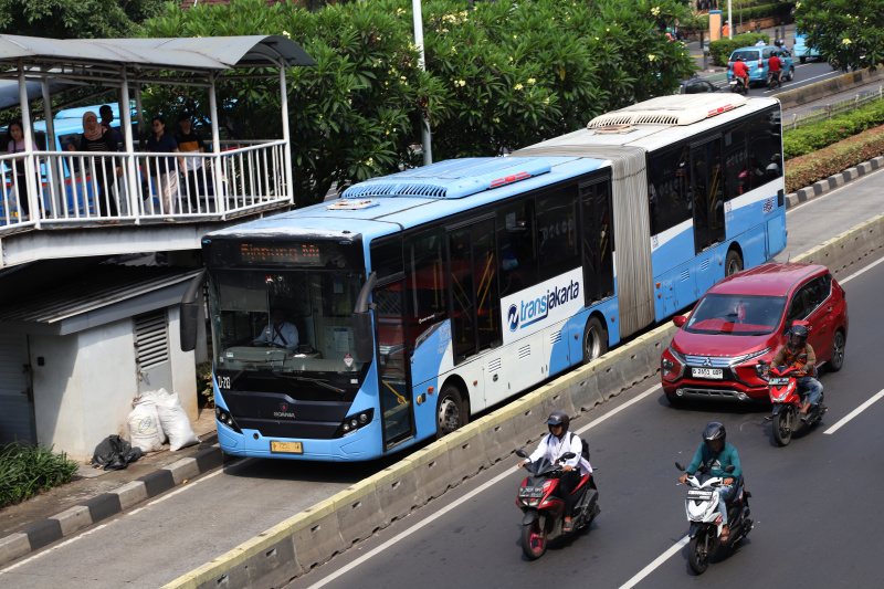 Gubernur DKI Jakarta Pramono Anung mengeluarkan kebijakan untuk ASN DKI Jakarta setiap hari Rabu wajib menggunakan transportasi umum untuk mengurangi kemacetan (Ashar/SinPo.id)
