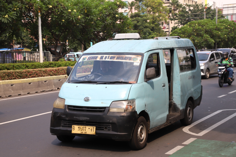 Gubernur DKI Jakarta Pramono Anung mengeluarkan kebijakan untuk ASN DKI Jakarta setiap hari Rabu wajib menggunakan transportasi umum untuk mengurangi kemacetan (Ashar/SinPo.id)