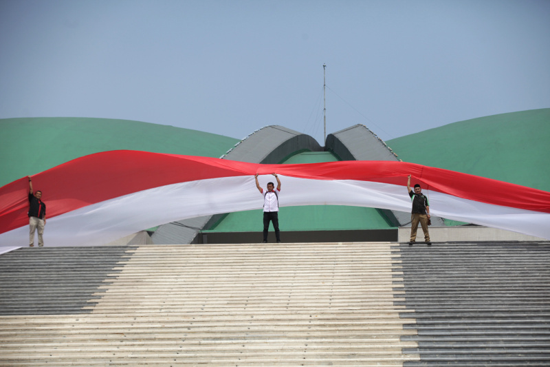 Asosiasi Pengemudi kibarkan bendera merah-putih sepanjang 200 meter di Gedung Nusantara DPR untuk menyambut hari kemerdekaan 17 Agustus (Ashar/SinPo.id)