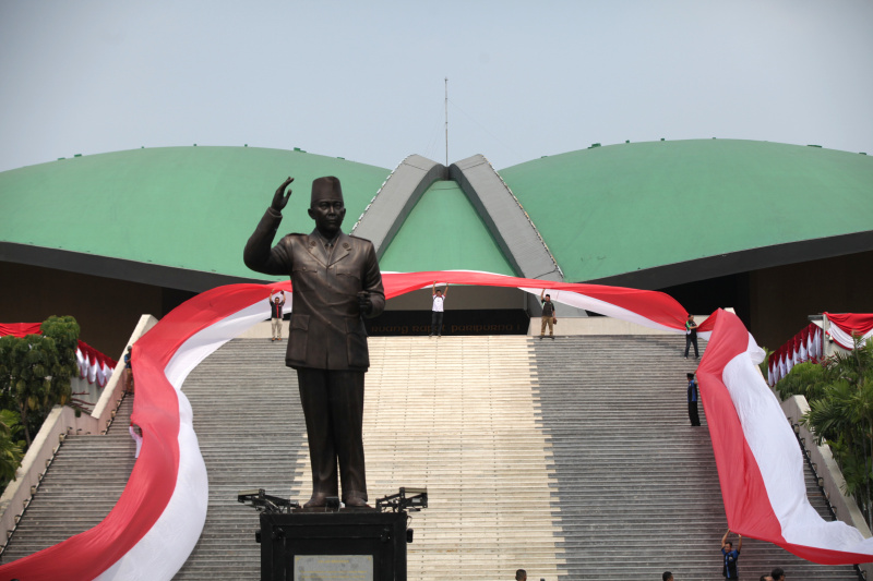 Asosiasi Pengemudi kibarkan bendera merah-putih sepanjang 200 meter di Gedung Nusantara DPR untuk menyambut hari kemerdekaan 17 Agustus (Ashar/SinPo.id)
