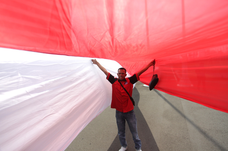 Asosiasi Pengemudi kibarkan bendera merah-putih sepanjang 200 meter di Gedung Nusantara DPR untuk menyambut hari kemerdekaan 17 Agustus (Ashar/SinPo.id)
