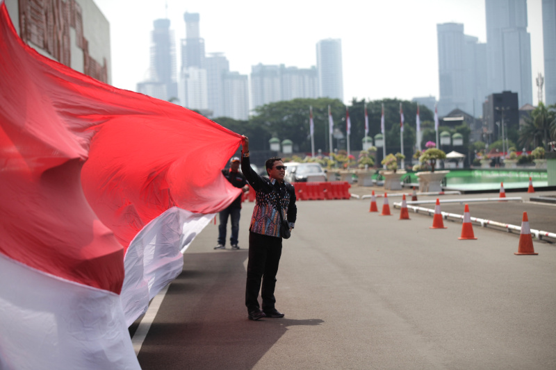 Asosiasi Pengemudi kibarkan bendera merah-putih sepanjang 200 meter di Gedung Nusantara DPR untuk menyambut hari kemerdekaan 17 Agustus (Ashar/SinPo.id)