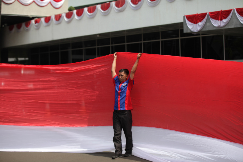 Asosiasi Pengemudi kibarkan bendera merah-putih sepanjang 200 meter di Gedung Nusantara DPR untuk menyambut hari kemerdekaan 17 Agustus (Ashar/SinPo.id)