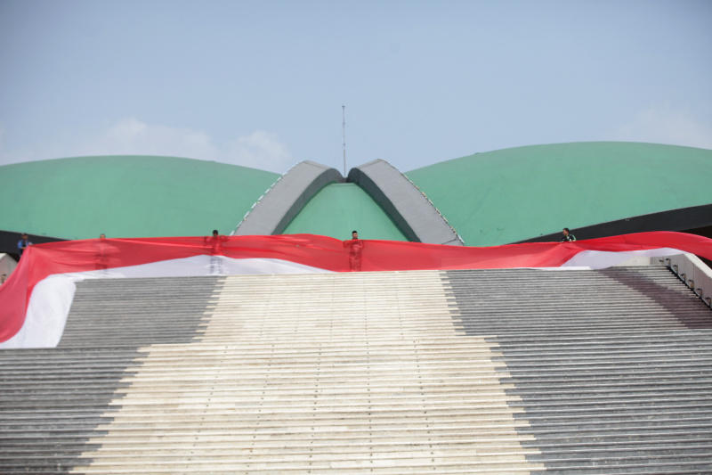 Asosiasi Pengemudi kibarkan bendera merah-putih sepanjang 200 meter di Gedung Nusantara DPR untuk menyambut hari kemerdekaan 17 Agustus (Ashar/SinPo.id)