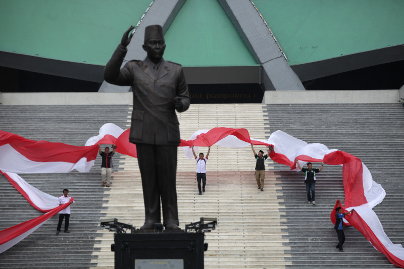 Asosiasi Pengemudi kibarkan bendera merah-putih sepanjang 200 meter di Gedung Nusantara DPR untuk menyambut hari kemerdekaan 17 Agustus (Ashar/SinPo.id)