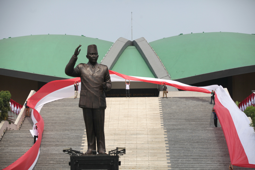 Asosiasi Pengemudi kibarkan bendera merah-putih sepanjang 200 meter di Gedung Nusantara DPR untuk menyambut hari kemerdekaan 17 Agustus (Ashar/SinPo.id)