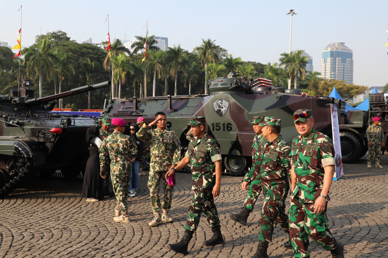 Aster Panglima TNI Mayjen Novi Helmy Prasetya bagikan sembako gratis di HUT ke-79 TNI di Monas (Ashar/SinPo.id)