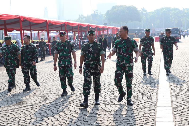 Aster Panglima TNI Mayjen Novi Helmy Prasetya bagikan sembako gratis di HUT ke-79 TNI di Monas (Ashar/SinPo.id)